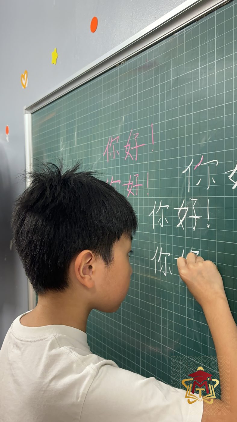 Học viên hoàn thành chữ 你好 trên bảng