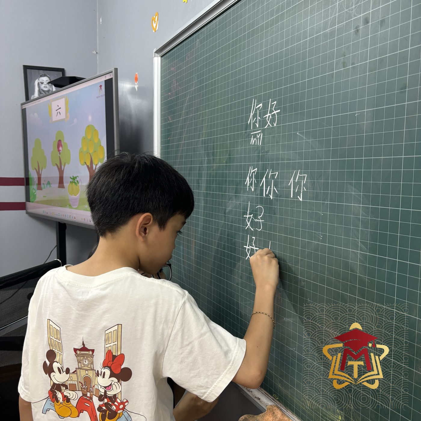 Học viên tập trung luyện viết