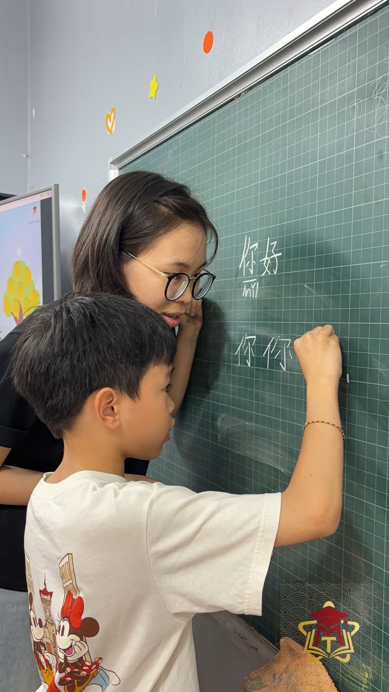 Cô giáo cầm tay hướng dẫn từng nét