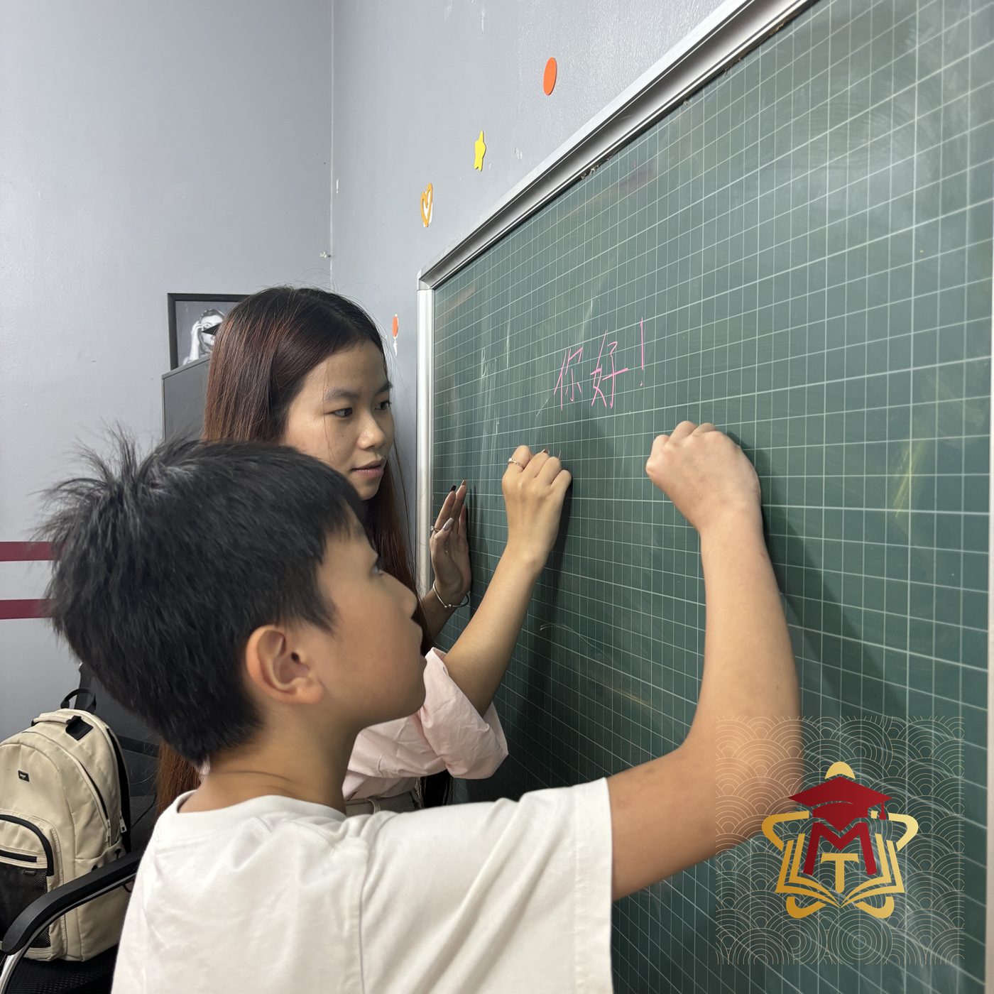 Giáo viên theo sát từng nét chữ