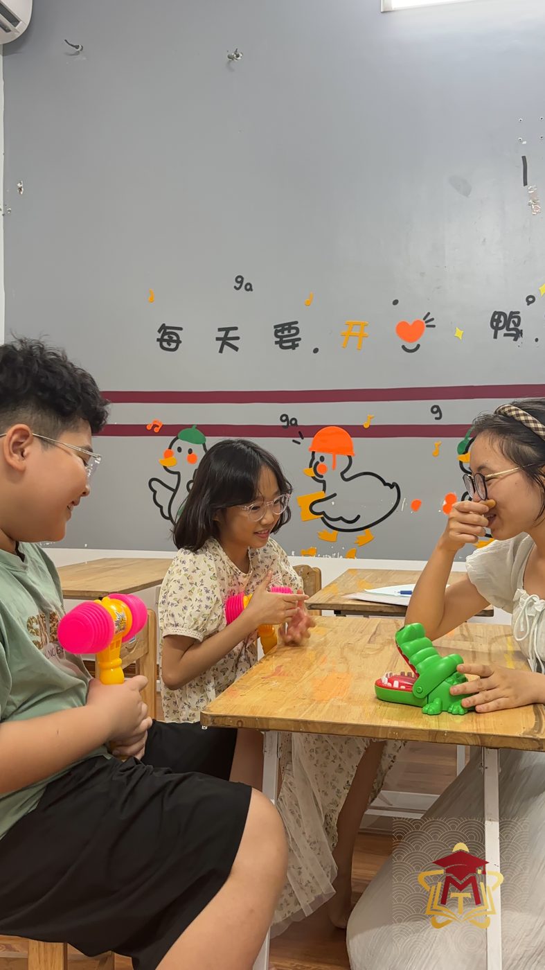 Hoạt động thủ công theo nhóm