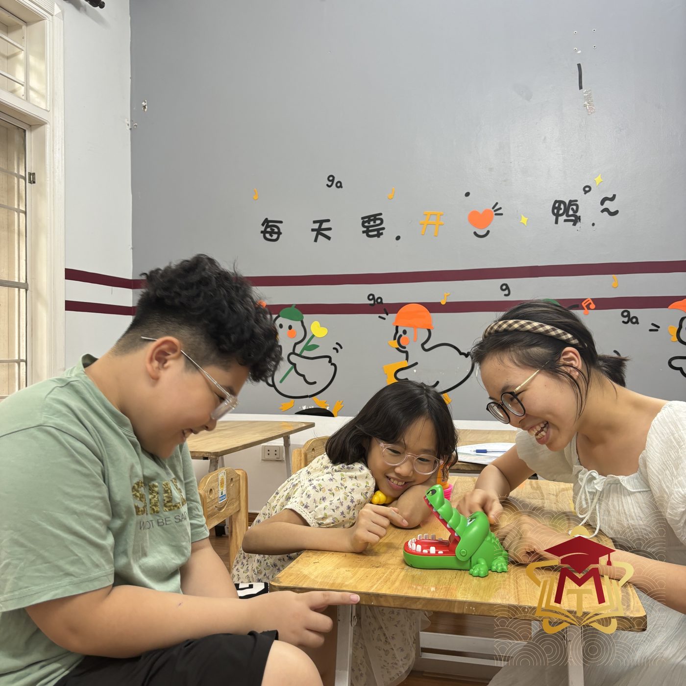 Cô giáo hướng dẫn từng bé