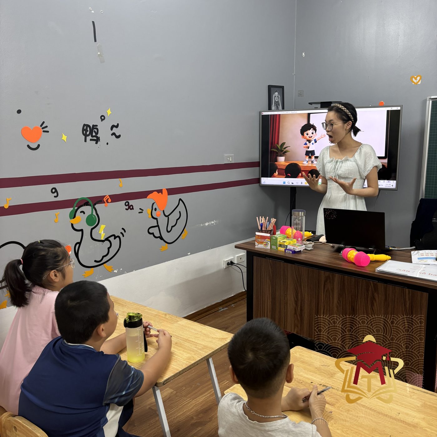 Cô giáo dẫn dắt cả lớp